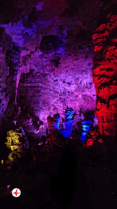 Spéléologie dans la Grotte de la Salamandre